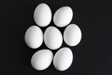 tavuk yumurtası içinde arka plan üzerine karton bir tepsi