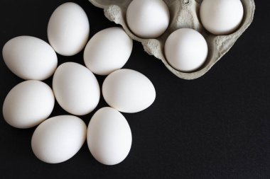 tavuk yumurtası içinde arka plan üzerine karton bir tepsi