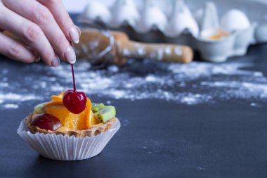 kızın elini masanın üzerine mutfakta pişirme sonra bir kiraz koyar