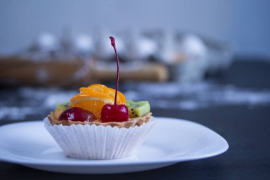 kek, yumurta içinde bir tepsi bir oklava ve un, siyah bir arka plan ile masada bir çırpma teli ile