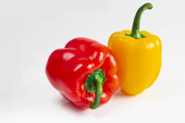 Bulgar biber kırmızı ve beyaz zemin üzerine sarı