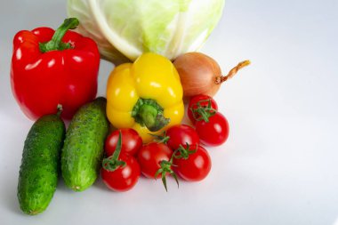 Sebze Bulgar biber domates lahana salatalık soğan ve sarımsak beyaz bir arka plan üzerinde