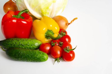 Sebze Bulgar biber domates lahana salatalık soğan ve sarımsak beyaz bir arka plan üzerinde