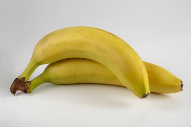 beyaz ayrı tut moduyla arka planda olgun sarı muz