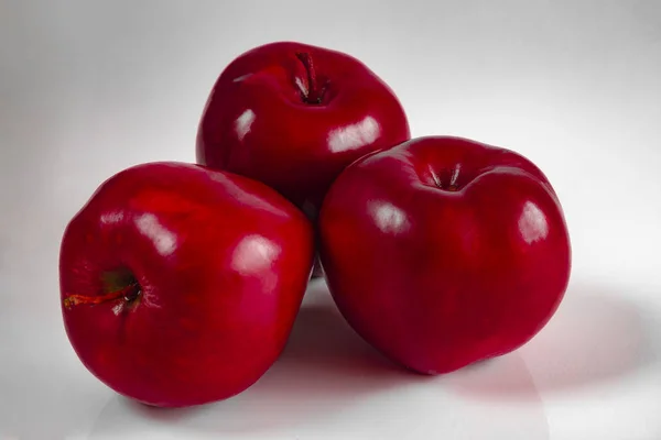 Juicy red apples lie on a white background — Stock Photo, Image