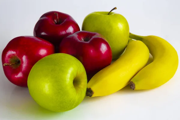 Rote grüne Äpfel mit reifen Bananen auf weißem Hintergrund — Stockfoto