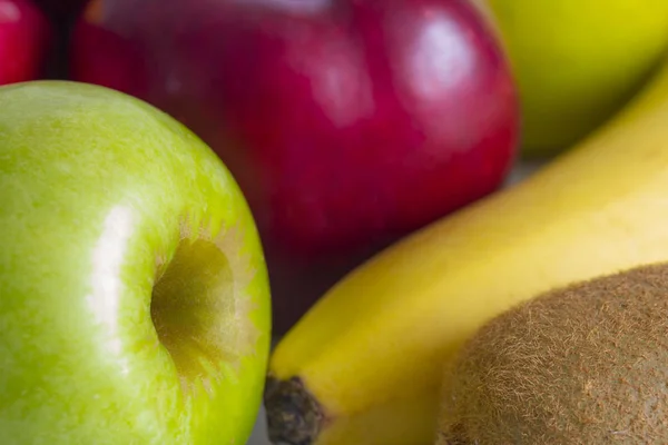 Rote grüne Äpfel mit reifen Bananen und Kiwi auf weißem Hintergrund — Stockfoto
