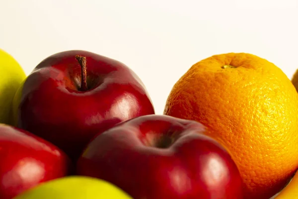 Rote grüne Äpfel mit reifen Bananen und Kiwi Orange Zitrone auf weißem Hintergrund — Stockfoto