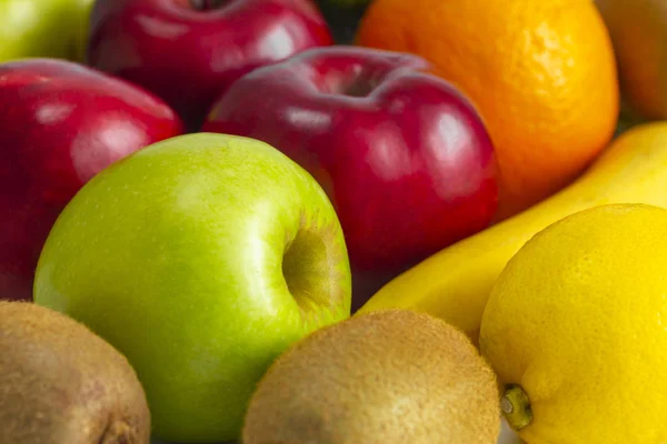 Rote grüne Äpfel mit reifen Bananen und Kiwi Orange Zitrone auf weißem Hintergrund — Stockfoto