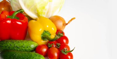 Sebze Bulgar biber domates lahana salatalık soğan ve sarımsak beyaz bir arka plan üzerinde