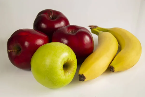 Rote grüne Äpfel mit reifen Bananen auf weißem Hintergrund — Stockfoto