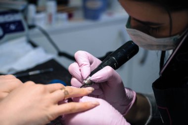 Asıl kıza bir manikür yapar