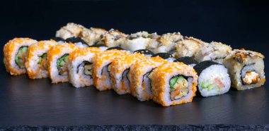 Sushi seti somon balığı peynir salatalık pirinç sosu susam havyar ile rulo