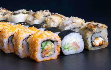 Sushi seti somon balığı peynir salatalık pirinç sosu susam havyar ile rulo