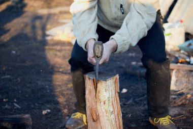 Güçlü adam keskin bir balta ile ülkede bir ağaç kesme balta sinek yongaları yakın