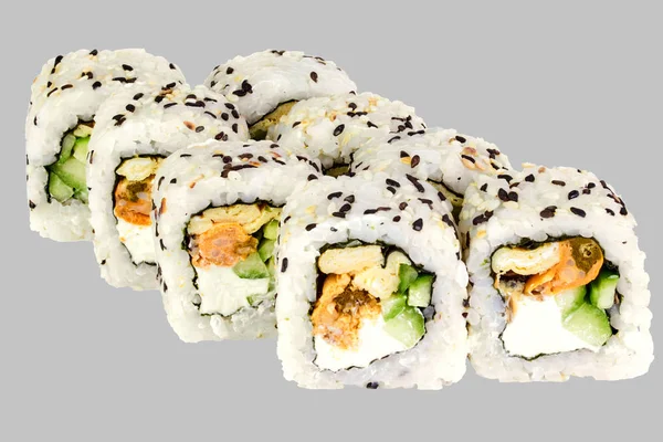 Philadelphia sushi roll met mosselen omelet komkommer sesam Philadelphia kaas mosselen — Stockfoto