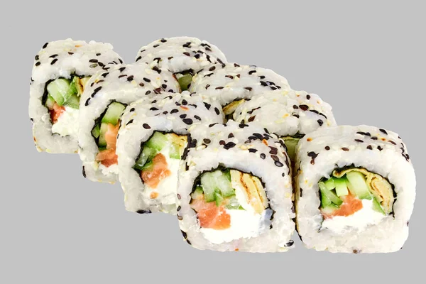 Sushi roll Philadelphia med lax omelett gurka Sesam med philadelphiaost — Stockfoto