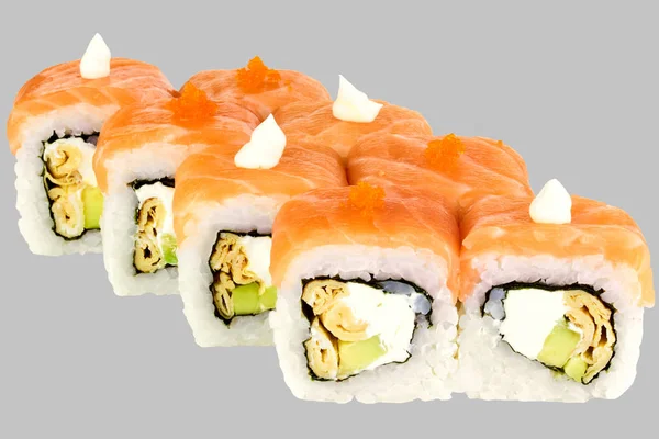 Sushi roll kaas rode draak avocado omelet kaviaar tobiko mayonaise en zalm — Stockfoto