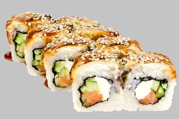 Sushi roll Canadá com molho de unagi de pepino de gergelim de enguia de queijo de salmão — Fotografia de Stock