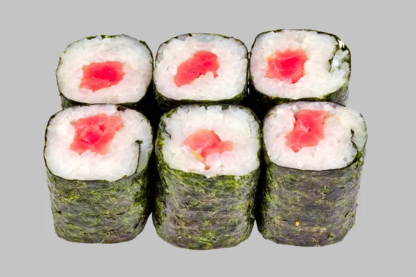 Sushi maki roll con tonno su sfondo grigio — Foto Stock