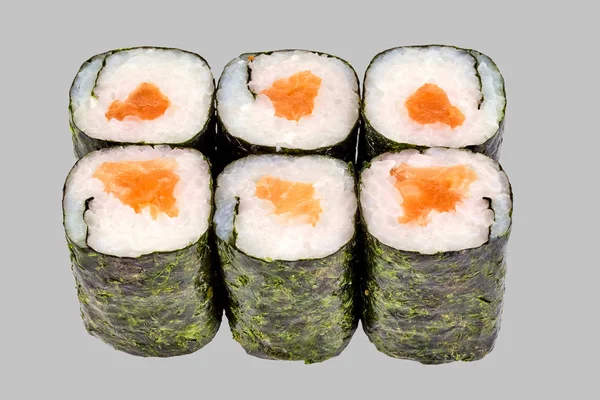 Sushi Maki roll met zalm op een grijze achtergrond — Stockfoto