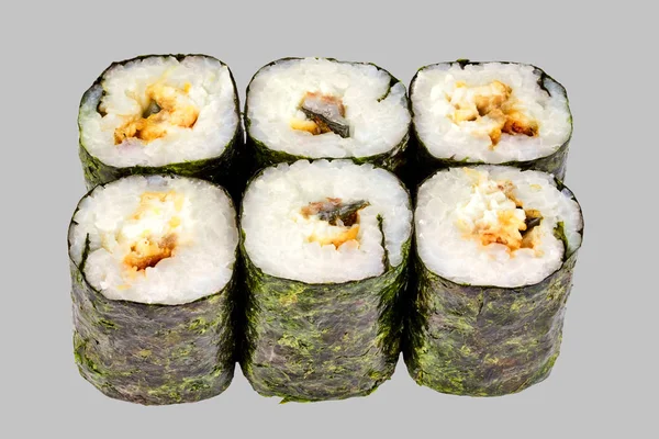 Sushi maki roll com enguia em um fundo cinza — Fotografia de Stock