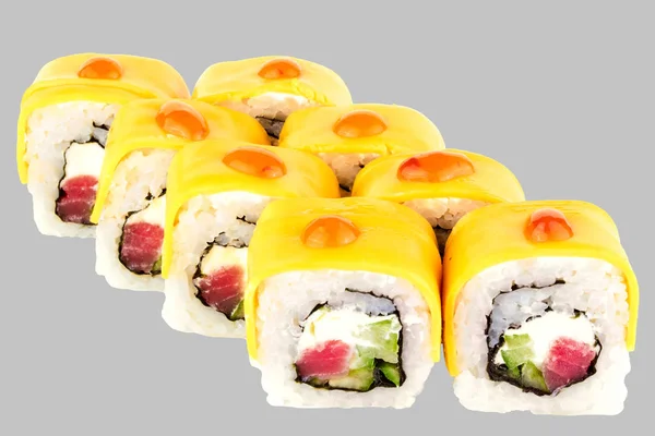 Sushi Rolls Philadelphia Cheese met tonijn kaas komkommer Philadelphia cheddar kaas zoete chili saus — Stockfoto