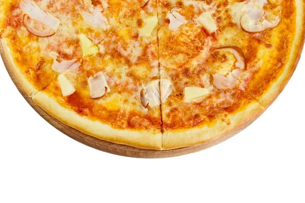 Leckere Pizza mit Mozzarella-Käsesauce, geräuchertem Huhn und Ananas auf einem Holzbrett — Stockfoto