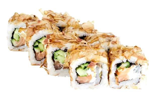 Sushi roll Japans eten geïsoleerd op witte achtergrond sushi roll in kabeljauw schaafsel met zalm en komkommer close-up — Stockfoto