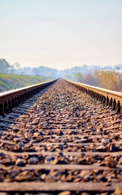 güzel bir pastel günbatımı ile demiryolu rayları