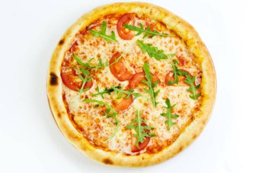 Beyaz arka planda izole lezzetli iştah açıcı pizza