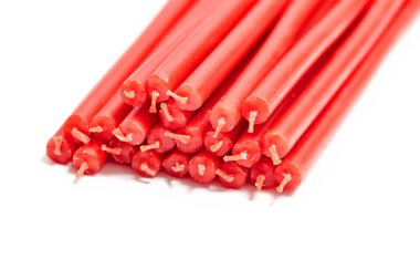 beyaz arka plan üzerinde birçok kırmızı kilise mumlar