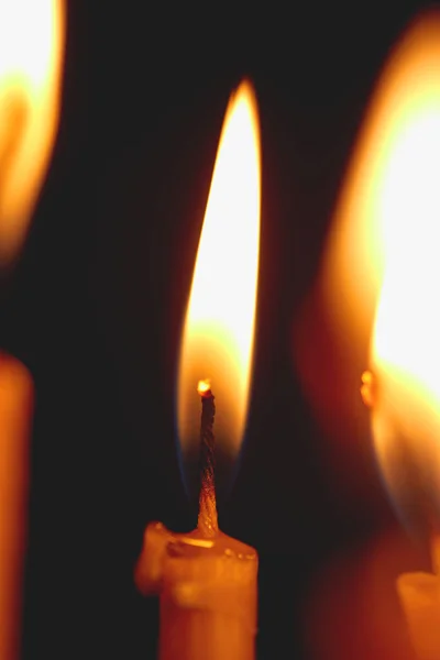 Kerk kaars brandende in het donker creëert een spirituele sfeer — Stockfoto