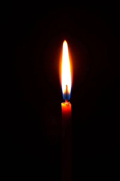 Kirchenkerze, die im Dunkeln brennt, schafft eine spirituelle Atmosphäre — Stockfoto