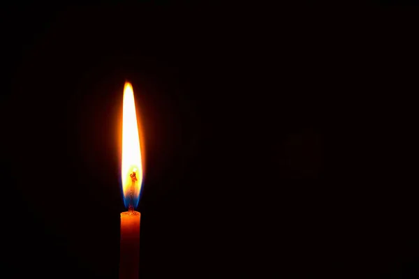 Kerk kaars brandende in het donker creëert een spirituele sfeer — Stockfoto