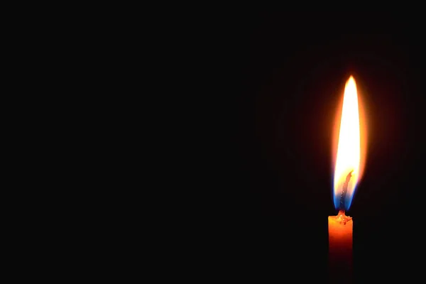 Церковна свічка горить у темряві створює духовну атмосферу Стокове Фото