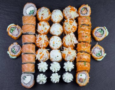 Siyah arka planda büyük boy suşi.