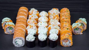 Siyah arka planda büyük boy suşi.