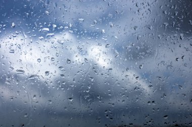 Bir arabanın camına damlayan yağmur damlaları