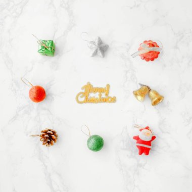 Noel kompozisyon. Hediye kutuları, çan, yıldız, topları, şeker ve mermer zemin üzerine Noel Baba. Süslemeleri için Noel, kış, yeni yıl kavramı. Neşeli Noel partisi. Üstten görünüm. Kopya alanı.