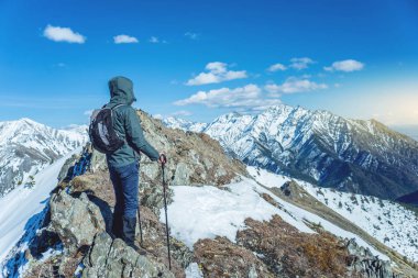 Güneşli havalarda tepe dibinde karlı dağlarda trekking Polonyalılar ile adam uzun yürüyüşe çıkan kimse duruyor. Seyahat ve hedefe ulaşmak