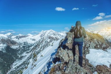 Güneşli havalarda tepe dibinde karlı dağlarda trekking Polonyalılar ile adam uzun yürüyüşe çıkan kimse duruyor. Seyahat ve hedefe ulaşmak