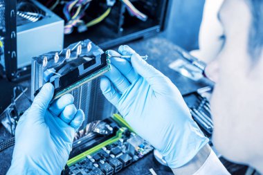 Mühendis teknisyen bilgisayarı eldiven eller üzerinde başarısızlık gözden geçirme. Yüksek teknoloji ve onarım mikroçip kavramı