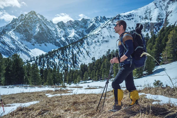 Mannen Hiker Med Vandringsstavar Står Snötäckta Bergen Vid Foten Toppen — Stockfoto