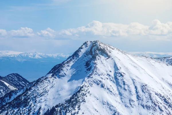 Landschaft Mit Schneebedeckten Gipfeln Der Felsigen Berge Bei Sonnigem Wetter — Stockfoto