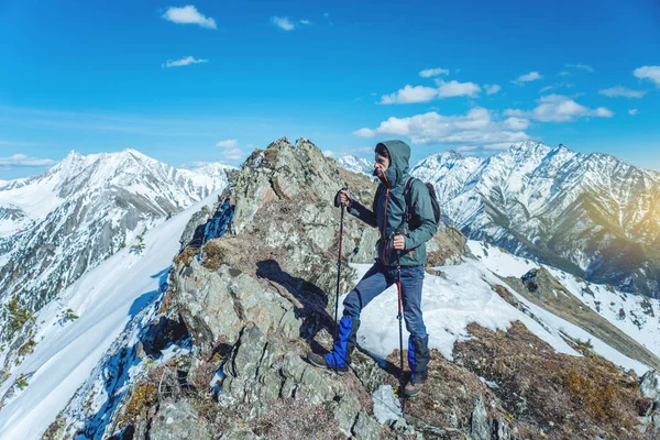 Wanderer Mit Trekkingstöcken Stehen Bei Sonnigem Wetter Den Verschneiten Bergen — Stockfoto