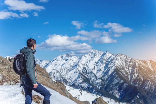 Der Wanderer Steht Oben Und Blickt Bei Sonnigem Wetter Den — Stockfoto