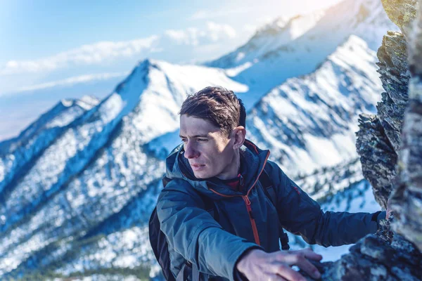 Mann Der Mit Einem Rucksack Auf Felsigen Felsen Auf Den — Stockfoto