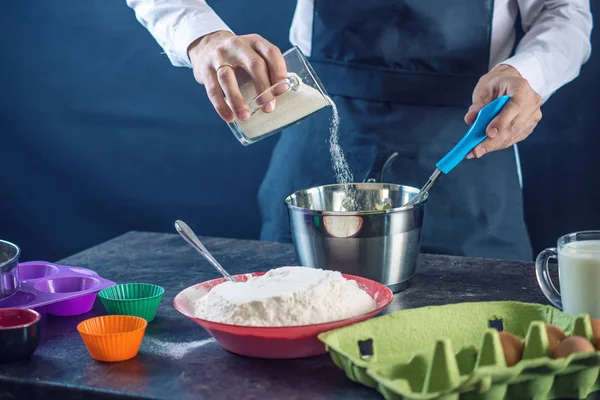 Pastelería Chef Delantal Negro Proceso Hacer Cupcakes Ingredientes Sobre Fondo — Foto de Stock