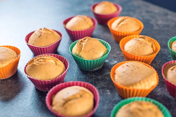 Gâteaux Faits Maison Fraîchement Confectionnés Dans Des Moules Silicone Sur — Photo